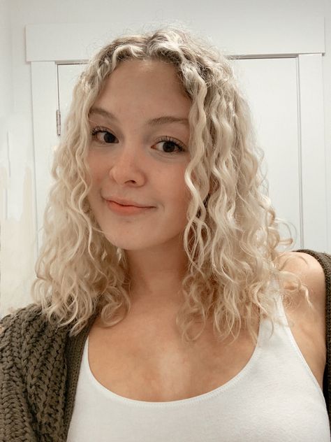 Platinum Blonde Curly Hair, Platinum Bob, Wavy Perm, Blonde Curly Hair, Awesome Hair, Hairdos For Curly Hair, Platinum Blonde, Curly Hairstyle, Perm