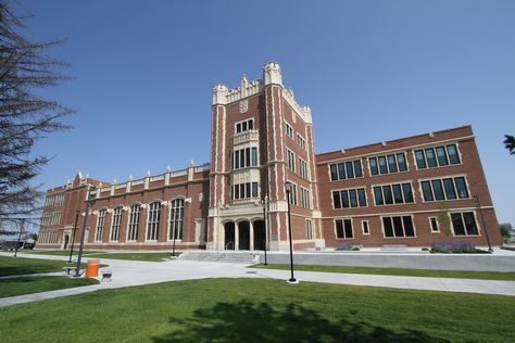 The Most Beautiful Public High School in Every State in America Photos | Architectural Digest High School In America, School Designs, Us Universities, Public High School, Back To School Deals, Education Level, States In America, Science Student, Sophomore Year