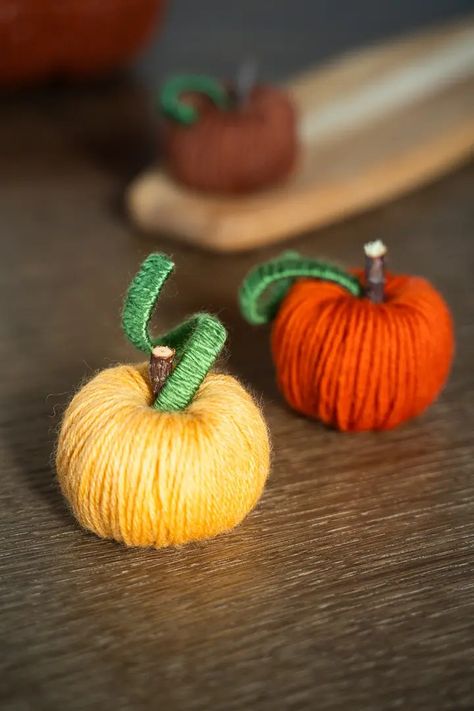 DIY Toilet Paper Roll Yarn Pumpkins Toilet Paper Roll Crafts With Yarn, Toilet Paper Roll Pumpkins, Yarn Pumpkins Diy, Pumpkin Toilet Paper Roll, Diy Hair Bun, Yarn Pumpkins, Diy Toilet Paper, Butterfly Halloween, Pumpkin Ring