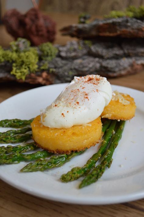 Crispy Polenta Recipes, Polenta Dishes, Crispy Polenta Cakes, Eggs Asparagus, Season Asparagus, Crispy Polenta, Work Breakfast, Baked Polenta, Eggs Dinner