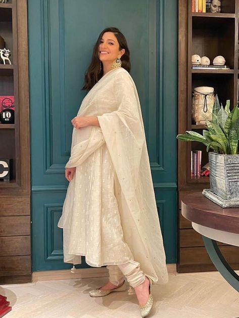 anush Diwali Outfits, Simple Kurti Designs, Anushka Sharma, Pregnancy Outfits, Indian Attire, Manish, Indian Fashion Dresses, Indian Designer Wear, Bollywood Celebrities