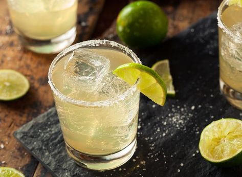 Alcoholic Drinks For Diabetics, Cocktail Margarita, Classic Margarita Recipe, Margarita Day, Fun Drinks Alcohol, Jalapeno Margarita, Patron Tequila, Best Tequila, Mixed Drinks Alcohol