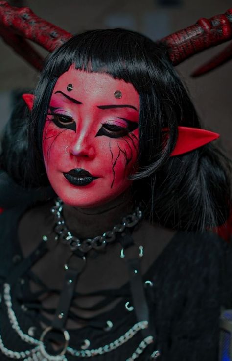 Hello everyone, this is my demonic cosplay ^^ Demon Girl Costume, Demon Make Up, Succubus Costume, Halloween Shooting, Demon Cosplay, Demon Costume, Demon Horns, Goth Makeup, Demon Girl