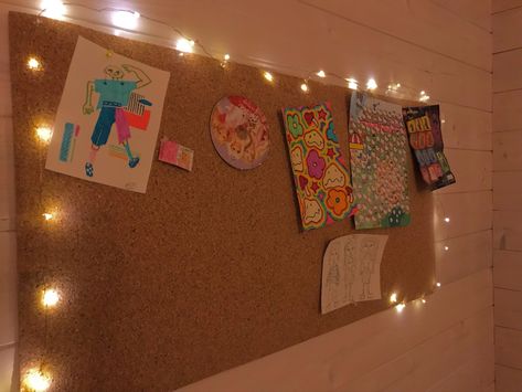 barbie , smiley face , hello kitty , fairy lights Cork Board With Fairy Lights, Fairy Lights On Pin Board, Hello Kitty Fairy, Kitty Fairy, Kitty Room, Freshman Dorm, Hello Kitty Rooms, Dorm Inspo, Uni Room