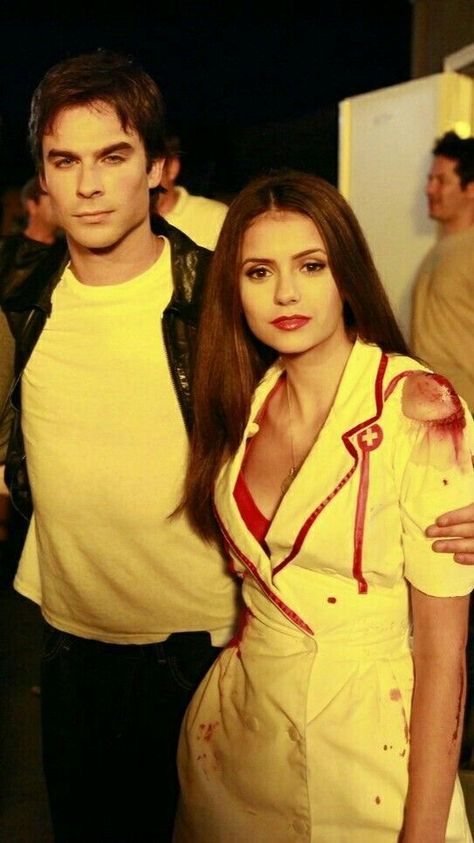 Elena And Damon Halloween Costume, Hallowen Schminke, Nina And Ian, Vampire Diaries Costume, Ian E Nina, Jojo Levesque, Ian And Nina, Vampire Diaries Poster, Vampire Diaries Movie