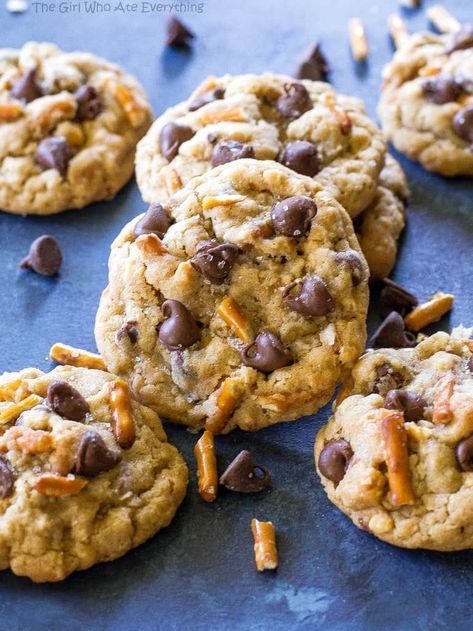 Salted Peanut Butter Pretzel Chocolate Chip Cookies - this recipe is loaded with salty pretzels, crunchy peanut butter, and sweet chocolate chips. the-girl-who-ate-everything.com Desert Cookies, Pretzel Chocolate Chip Cookies, Pretzel Chocolate, Peanut Butter Sandwich Cookies, Butter Pretzels, The Girl Who Ate Everything, Peanut Butter Pretzel, Peanut Butter Sandwich, Choc Chip Cookies