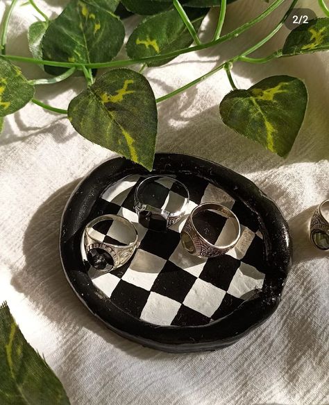 Ying Yang Clay Dish, Jewelry Clay Tray, Clay Ideas Ashtray, Diy Clay Trinket Dish, Ashtray Painting Ideas, Clay Ring Tray, Trinket Tray Clay, Trinket Dish Ideas, Jewelry Dish Clay