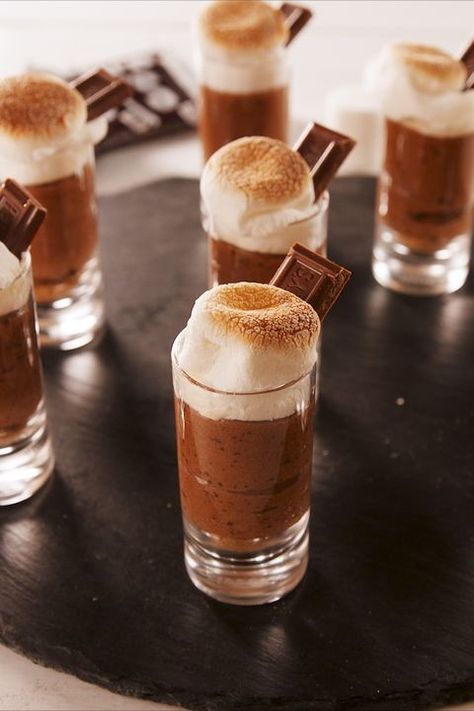 Smores Pudding Shots, Smores Pudding, Mini Smores, Homemade Jello, Best Jello Shots, Dessert Shooters, Food Shots, Desserts In A Glass, Pudding Shots