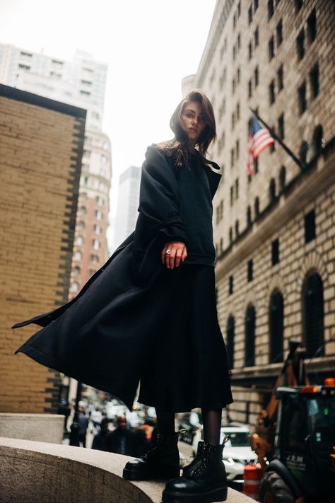 Rain Fashion Shoot, Street Style Photoshoot Ideas, New York Street Photography, Street Style Photoshoot, New York Photoshoot, Photoshoot Street, Urban Photography Portrait, Street Fashion Photoshoot, Street Photography Portrait