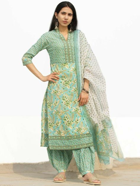 Chudidhar Neck Designs Latest, Jaipuri Kurti, Salwar Design, Cotton Suit Designs, Chudidhar Neck Designs, Salwar Pants, Salwar Pattern, Simple Kurta Designs, Designer Kurti Patterns