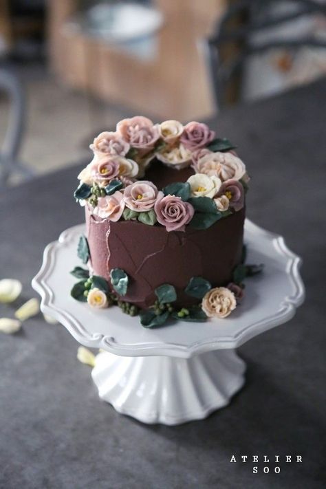 Super Torte, Chocolate Cake Designs, Floral Cakes, Cake With Flowers, Buttercream Flower Cake, Hazelnut Cake, Buttercream Flower, Flower Cakes, Chocolate Wedding Cake