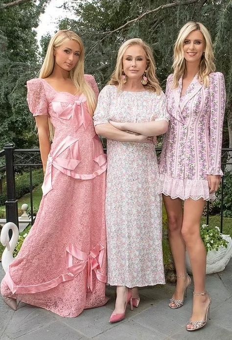 Kathy Hilton and daughters Paris and Nicky Nicky Hilton Wedding, Nicky Hilton Style, Nikki Hilton, Paris Hilton Style, Kathy Hilton, Celeb Fashion, Nicky Hilton, Romantic Country, Influencers Fashion