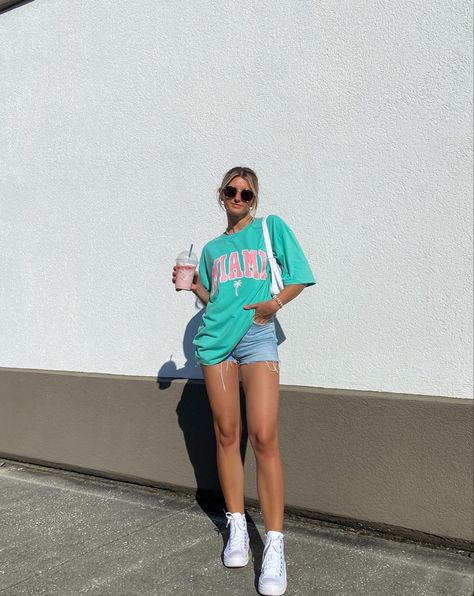 Cute Outfits With Converse Summer, Shorts And T Shirts Outfits, Shorts With Top Summer Outfits, Jeans Shorts And T Shirt Outfit, Outfit Jean Shorts Summer, Pool Summer Outfits, Cute Summer Outfits Australia, T Shirt Shorts And Sneakers Outfit, Casual Converse Outfit Summer