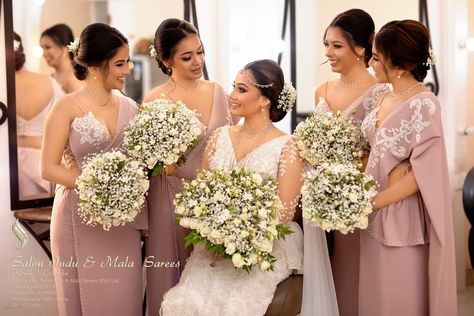 Bridesmaid Dresses Sri Lanka Kandyan, Modern Kandyan Saree Designs, Kandyan Bridesmaid, Brides Mate Dress, Srilankan Wedding, Bridesmaid Sarees, Sari Wedding, Bride Maids, Wedding Party Poses