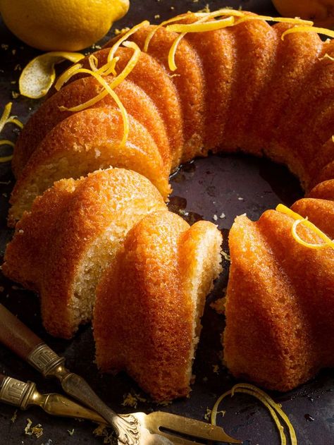 This Buttery Lemon Bundt Cake is bursting with lemon, has a crackly sugary crust as well as the softest texture. I got inspired by traditional French lemon loaf cakes that are commonly soaked with flavored syrup.This Buttery Lemon Bundt Cake is therefore glazed with a luscious lemon soaking syrup that brings out zingy lemony flavors and create the moistest crust. Made with only 7 ingredients, it is perfect for your next afternoon tea or to grab as a quick snack or breakfast on the go. Bunt Cake Recipe, Candied Lemon Slices, Vegetarian Recipes Dessert, Lemon Loaf Cake, Loaf Cakes, Lemon Syrup, Vegetarian Desserts, Lemon Bundt Cake, Lemon Cake Recipe