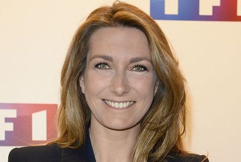 Anne-Claire Coudray sa robe moulante dévoile sa poitrine au JT de TF1… Quand elle s’excusait en espérant que « les gens ne soient pas choqués » Julianne Moore, Kate Middleton, Blonde, Lingerie, Stars