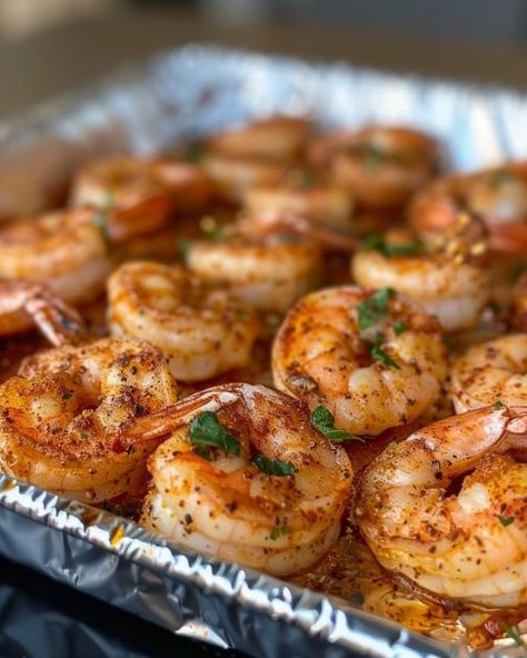 You don't want to lose this recipe. My friend who doesn't even like shrimp, loves this dish! Baked Cajun Shrimp, Lo Main, Seafood Dish Recipes, Proper Tasty, Cooked Shrimp, Kids Dinner, Fast Dinner, Shrimp Recipes For Dinner, Baked Shrimp