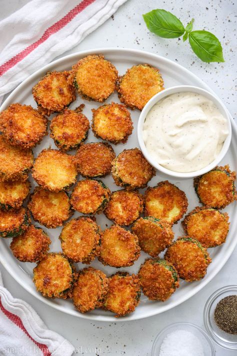 Fried Zucchini Fried Squash And Zucchini Recipes, Breaded Zucchini Fried, Fried Zuccini, Fried Zucchini Recipe, Fried Zucchini Sticks, Fried Zucchini Recipes, Fritter Frying, Zucchini Frittata, Zucchini Sticks