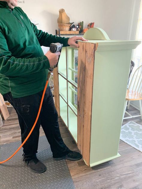 I am so excited to share with you one of my absolute favorite pieces of furniture to repurpose. Old hutch tops! People tend to get rid of these, and either set them on the roadside or sell them for cheap. I found this one on Facebook Marketplace for $20.00. Y’all know I am not going to let a hutch top getaway! Nope, can’t do it. It’s kind of like my obsession with thrift store trays (haha). Hutch tops are so versatile. They can be used for beautiful shelving, book… Hutch Top Repurposed, Farmhouse Hutch Makeover, Repurposed Hutch, Hutch Redo, China Hutch Makeover, Hutch Top, Farmhouse Hutch, Vintage Hutch, Furniture Transfers