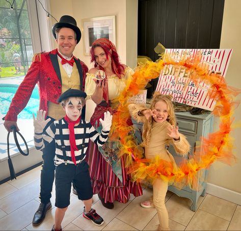 Circus Halloween Costumes Diy, Circus Day Spirit Week, Vintage Carnival Costume, Circus Carnival Costumes, Easy Circus Costume Diy, Circus Costume Family, Diy Circus Costume Women, Circus Costumes Diy, Circus Family Halloween Costumes