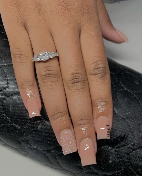 Short Acrylic Nails French Tip Glitter, Cute Tip Nails Designs, Mistral Nail Ideas, Milky White Nails With Rhinestones On Ring Finger, Medium Cute Nails Black Women, Medium Short Acrylic Nails Designs, Short Acrylic Nails For Braiders, Short Bday Nails Ideas, Nails No French Tips