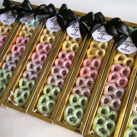 Chocolate Covered Pretzels Party Favors, Pretzel Party Favors, Pretzel Packaging Ideas, Treats Packaging Ideas, Chocolate Doorgift, Pretzel Con Chocolate, Pretzel Cups, Pretzel Favors, Food Party Favors