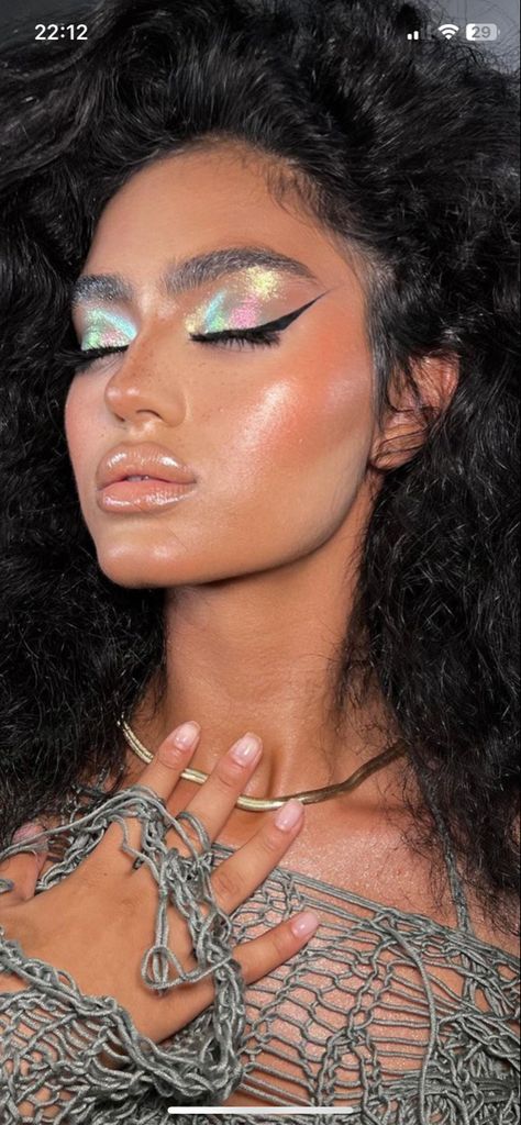 Oil Slick Eye Makeup, Natural Mermaid Makeup, Iridescent Makeup Looks Black Women, Solange Elevator, Oil Spill Makeup, Duochrome Eyeshadow Looks, Iridescent Makeup Looks, Shiny Makeup Look, Wine Makeup Look