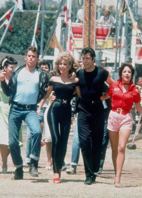 John Travolta Olivia Newton John, John Travolta And Olivia Newton John, Grease Astethic, Jeff Conaway 70s, Sandy Grease Aesthetic, Anni 90 Aesthetic, 90s Hollywood Aesthetic, Iconic Movies Aesthetic, Grease Movie Aesthetic