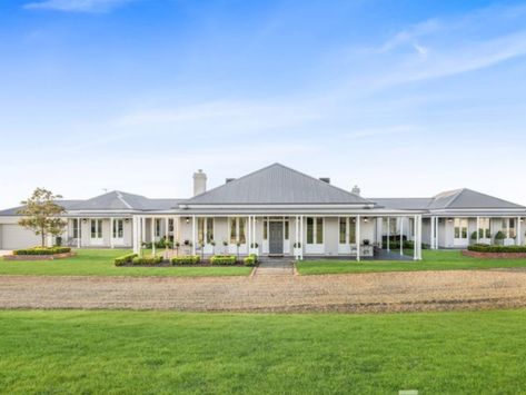 Harkaway Homes Australia, Exterior Farmhouse, House Facades, Roof Lines, Countryside House, Kitchen Farmhouse, Tree Hill, Board And Batten, Country Style Homes