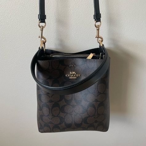 Coach Bucket Bag Coach Bucket Bag Outfit, Bucket Bags Outfit, Chanel Handbags Classic, Mom Fits, Coach Bucket Bag, Coach Keychain, Summer Shopping, Best Designer Bags, Fashion Terms