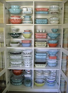 All sizes | Pyrex Display 09/12 | Flickr - Photo Sharing! Pyrex Display, Pyrex Kitchen, Vintage Pyrex Dishes, Pink Pyrex, Pyrex Collection, Vintage Cookware, Vintage Dishware, Apt Ideas, Antique Dishes