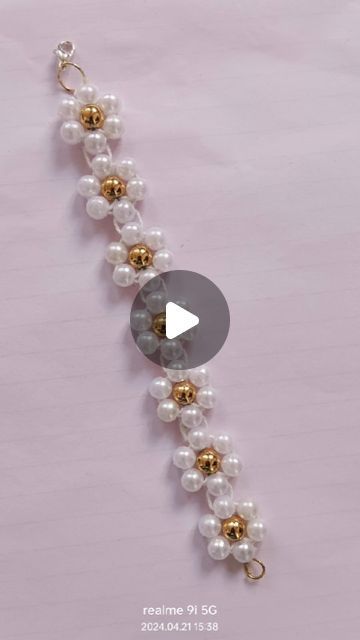 What To Make With Beads Crafts, Diy Easy Bracelets, Pearl Ideas, Diy Bracelets With String And Beads, Bracelet Bead Patterns, Beaded Bracelets Patterns, Diy Pearl Bracelet, Wire Bracelet Tutorial, Handmade Bracelets Tutorial