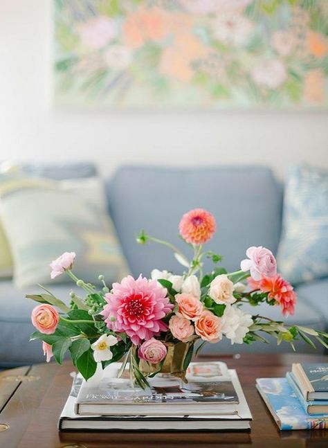 Spring Time Floral Arrangements, Floral Decor For Home, Ranaculus Flower Arrangements, Garden Style Floral Arrangements, Airy Flower Arrangements, Airy Floral Arrangements, Party Floral Arrangements, Spring Centerpiece Ideas, Floral Arrangements For Home