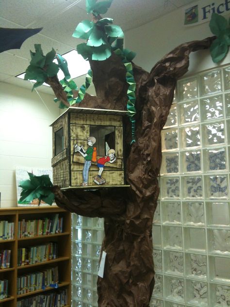 Jack and Annie and the Magic Tree House created by Rose Leong for BRES library. I love this! Treehouse Classroom, Paper Tree Classroom, Office Nature, Forest Classroom, Treehouse Ideas, Magic Tree House Books, Book Fairs, Family Tree Poster, Magic Tree House