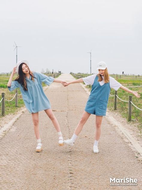 Fashion Trend Book, Group Picture Poses, Sisters Photoshoot Poses, Bff Girls, Bff Poses, Korean Best Friends, Sisters Photoshoot, Best Friend Poses, Bff Photoshoot Poses