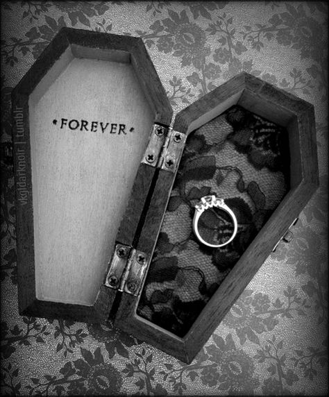 Gothic Wedding Theme, Vampire Wedding, Gothic Engagement Ring, Diy Camera, Skull Wedding, Goth Wedding, Dark Wedding, Gothic Accessories, Future Wedding Plans