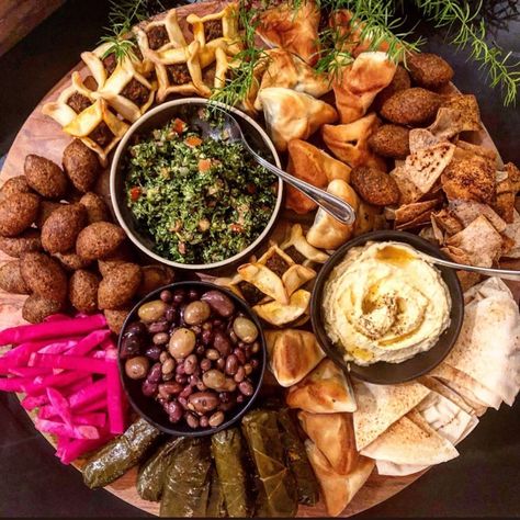 À la table | Hanna on Instagram: “The giant #lebanese platter. Check today’s instastories to see how you could create this at home.  On the platter: #tabouleh…” Lebanese Platter Ideas, Lebanese Feast Table, Lebanese Table Setting, Lebanese Dinner Table, Lebanese Christmas Dinner, Armenian Appetizers, Lebanese Platter, Levantine Recipes, Birthday Feast