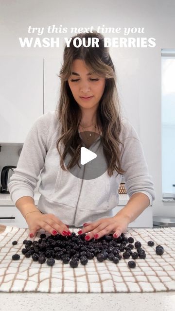 haley | haley’s corner on Instagram: "make berries last over 2 WEEKS by doing THIS! 🫐🍓 

How to wash berries, make berries last, #kitchenhacks, #cookinghacks #momhacks washing strawberries, #mom #momlife #momblogger" How To Wash And Store Berries, How To Wash Blueberries, How To Wash Berries, How To Clean Berries, Cleaning Berries, Washing Strawberries, Berry Wash, Washing Berries, Wash Berries