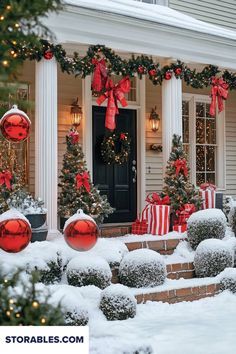 Christmas Decor Exterior House, Red And White Outdoor Christmas Decor, Christmas Decorations Ideas Outdoor, Christmas Tree Yard Decorations, Christmas Inn, Winter Outdoor Decorations, Christmas Outside, Christmas Tree Yard, Christmas Outdoor Decorations