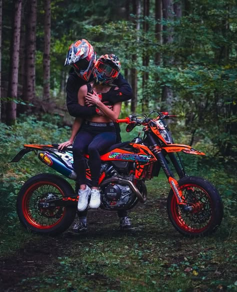 Dirt Bike Couple, Motocross Couple, Motorcycle Couple Pictures, Motorcycle Guy, Girlfriend And Boyfriend Goals, Bike Couple, Cute Country Couples, Biker Couple, Motorcycle Couple