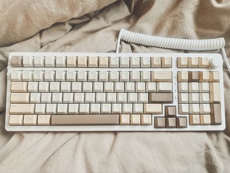 Gaming Setup Keyboard, Brown Keyboard Aesthetic, Aesthetic White Keyboard, Keycaps Aesthetic, Beige Keyboard, Cream Keyboard, Cute Keyboards, Brown Keyboard, Creamy Keyboard