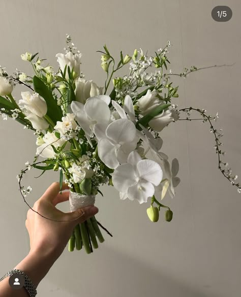 Minimalist Wedding Bouquet, Tuscan Wedding Theme, Modern Bridal Bouquets, Flower Aesthetics, Simple Wedding Bouquets, Wedding Flower Design, Simple Wedding Flowers, Vintage Wedding Flowers, Bride Flower