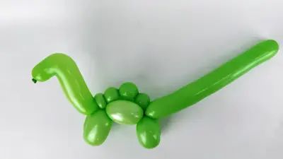 How to Make a Balloon Diplodocus and a Balloon Velociraptor - Mossieur Ballon Balloon Animal Dinosaur, Ballon Dinosaur Diy, Balloon Dinosaur Diy, Balloon Animals Tutorial, Simple Balloon Animals, Balloon Animal Tutorial, Diy Balloon Animals Easy, How To Make Balloon Animals, Balloon Twisting Tutorial