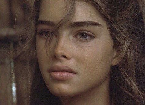 Pinterest:тσяι∂αιѕуяσѕє 🌹 Brooke Shields Young, Eyebrows Goals, Straight Eyebrows, Sherilyn Fenn, Straight Brows, Thick Brows, Thick Eyebrows, Natural Eyebrows, Valley Girls