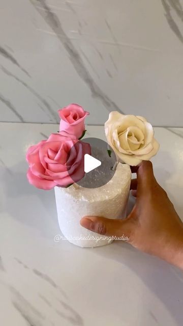 Edible Roses For Cake, Easy Fondant Roses Tutorial, Fondant Flowers On Cake, How To Make A Fondant Rose, How To Make Flowers Out Of Fondant, Cake With Fondant Flowers, Flower Fondant, How To Make Fondant Roses, Flowers Fondant