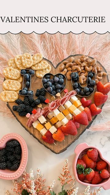 Charcuterie Board Heart Shaped, Charcuterie Long Board Ideas, Healthy Valentines Charcuterie Board, Fruit Charcuterie Board Valentines, Galentine Charcuterie Board, Charcuterie Board Ideas Valentines Day, Valentines Charcuterie Board Kids, Heart Shaped Charcuterie Board, Charcuterie Board Ideas Valentines