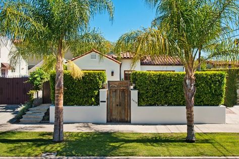 Front Yard Hedges, Yard Privacy, Yard Gate, Home Styles Exterior, Front Fence, West Home, Wood Gate, Front Courtyard, Front Yard Design