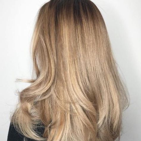 Caramel Blonde Hair Ideas and Formulas | Wella Professionals Oat Milk Blonde, Tone Yellow Hair, Hair Color Yellow, Caramel Blonde Hair Color, Yellow Blonde Hair, Blond Beige, Caramel Blonde Hair, Beige Blond, Ash Brown Hair Color