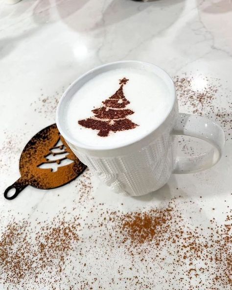 A Christmas State of Mind (@achristmasstateofmind) • Instagram photos and videos Coffee Christmas Tree, Christmas Latte Art, Coffee Shop Christmas, Christmas And Coffee, Christmas Cafe, New Year's Drinks, Christmas Tree Stencil, Marshmello Wallpapers, Coffee Stencil