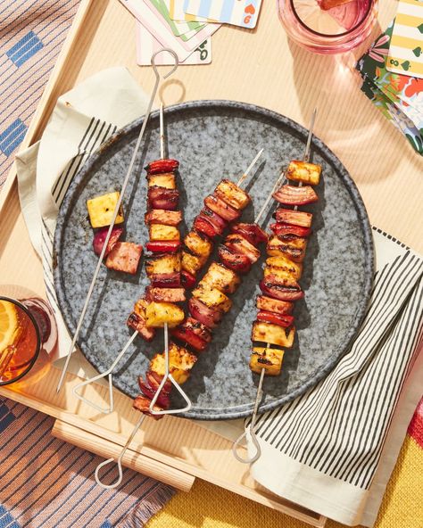 Hawaiian pizza skewers on serving tray with cards Pizza Skewers, Ham Pineapple, Meat Skewers, Coconut Curry Sauce, Ham Steaks, Classic Pizza, Skewer Recipes, Chicken Caesar Salad, Pizza Flavors